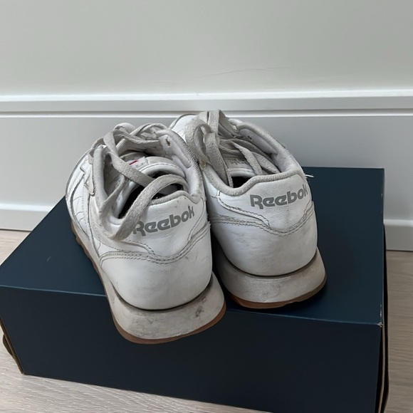 Reebok Classic. Size 7 - Picture 3 of 4